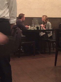 Chris Martin y Jennifer Lawrence en el restaurante Kiwami de Los Angeles