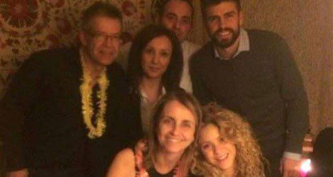 Gerard Piqué con Shakira y sus padres en Fin de Año