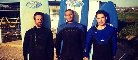 Miguel Ángel Silvestre surfeando con unos amigos / Foto: Instagram