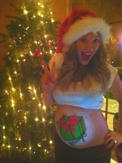 Una orgullosa Hilary Duff presume de embarazo en su felicitación navideña