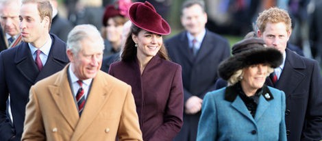 El Príncipe Carlos de Inglaterra, su esposa Camilla Parker Bowles, sus hijos los Príncipe Guillermo y Enrique de Inglaterra y Kate Middleton