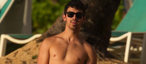 Joe Jonas aprovecha sus vacaciones navideñas en Hawai