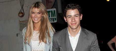 Nick Jonas y Delta Goodrem dan un paso más en su relación y se van a vivir juntos