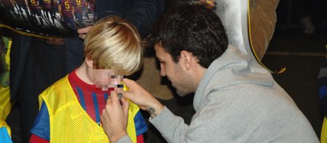 Cesc Fàbregas firmando un autógrafo a un niño