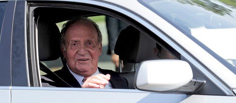 El Rey Juan Carlos abandona el hospital tras una de sus operaciones