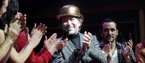 Joaquín Sabina recibe el Bombín de Oro por su éxito con el musical 'Más de 100 mentiras'