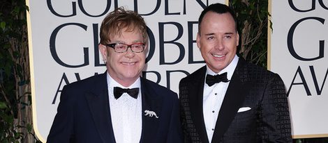 Elton John y David Furnish en la alfombra roja de los Globos de Oro