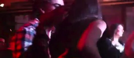 Fernando Alonso pillado en una discoteca en actitud cariñosa con una bailarina
