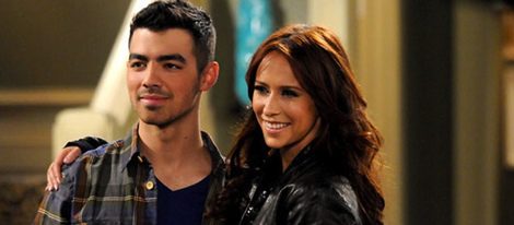Joe Jonas y Jennifer Love Hewitt planean su boda gracias a la televisión