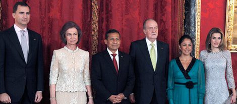 Los Reyes, los Príncipes, el presidente de Perú y su esposa en el Palacio Real