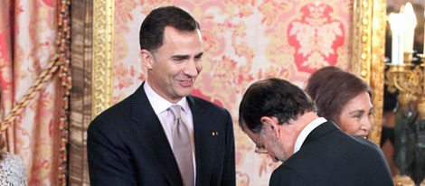 Mariano Rajoy hace la reverencia al Príncipe Felipe