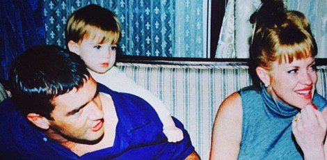Antonio Banderas y Melanie Griffith con Stella del Carmen en 1997 / Instagram