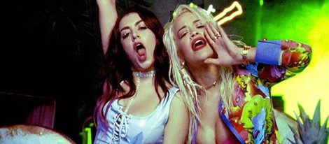 Charli XCX y Rita Ora en el videoclip de 'Doing It' Foto: Youtube