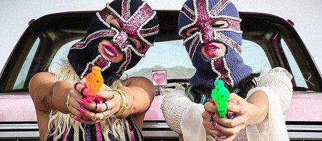 Charli XCX y Rita Ora en el rodaje de 'Doing It' Foto: Instagram