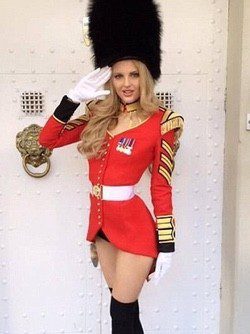 Miss Gran Bretaña vestida con su traje típico/fantasía para Miss Universo 2015 | Facebook