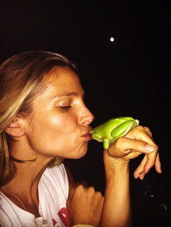 Elsa Pataky besando un sapo / Instagram
