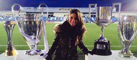 Lucía Villalón con los últimos trofeos del Real Madrid / Foto: Twitter