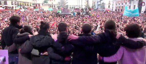 Los miembros de Podemos frente a los manifestantes en la Marcha del Cambio | Twitter