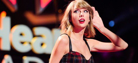 Taylor Swift actuando en la gala iHeartRadio Jingle Ball de 2014