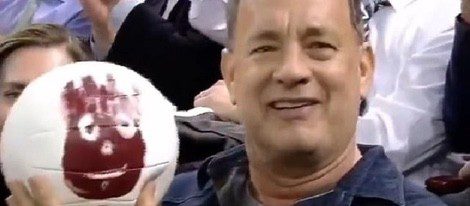 Tom Hanks y la pelota 'Wilson' en un partido de hockey en Nueva York