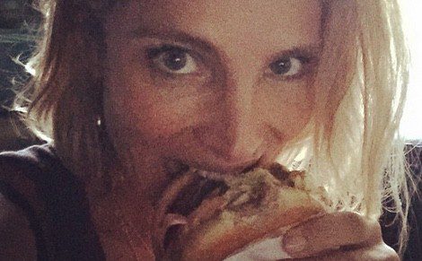 Elsa Pataky comiéndose una hamburguesa doble