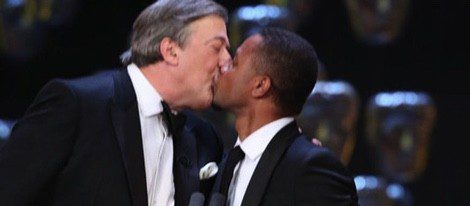 Stephen Fry y Cuba Gooding Jr. besándose en los BAFTA 2015