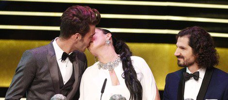 Rossy de Palma y Jon Kortajarena besándose en los Goya 2015