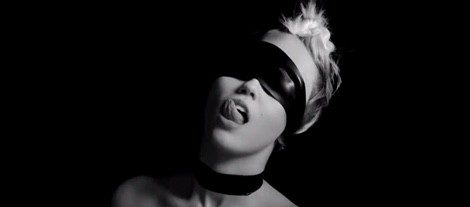 Miley Cyrus en un fotograma de su video 'Tongue Tip' | Youtube