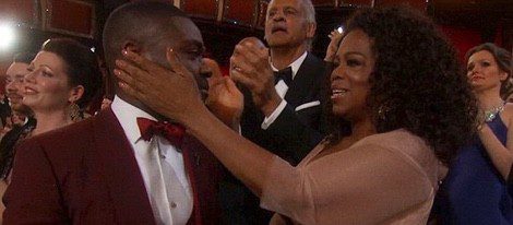 Oprah Winfrey seca las lágrimas de David Oyelowo tras la interpretación de 'Glory' en los Oscar 2015