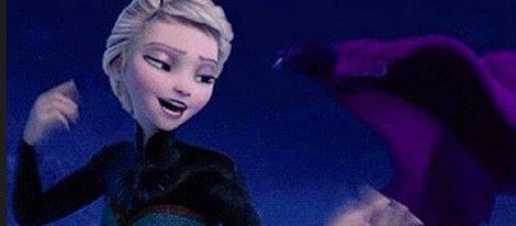 Elsa deja volar su capa en 'Frozen'