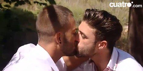 Beso de Sandro y Vicente Fuente: Cuatro