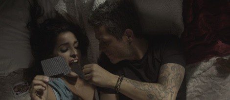 Alejandro Sanz con Inma Cuesta en el videoclip de 'Un zombie a la intemperie'