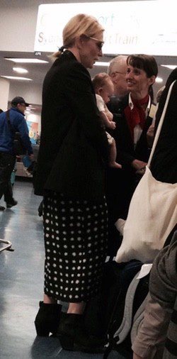 Cate Blanchett con Edith Vivian en el aeropuerto