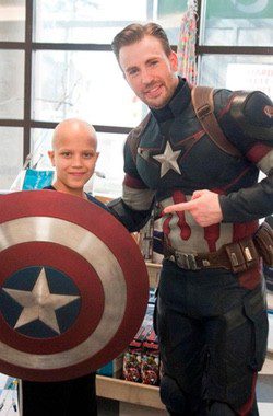 Chris Evans vestido de Capitán América en un hospital infantil de Seattle