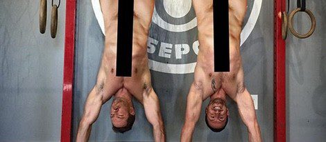 Mark Paul Gosselaar con su amigo Ben Ceccarelli desnudos boca abajo