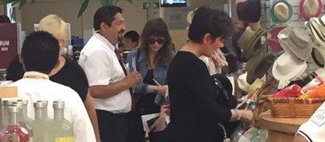 Imagen de Dakota Johnson en el aeropuerto de Cancún hecha por sus fans