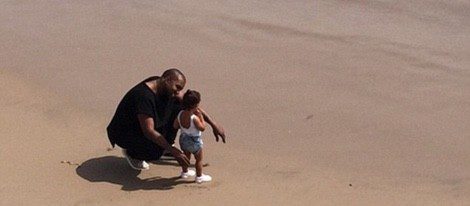 Kanye West con North West en una playa de Malibú