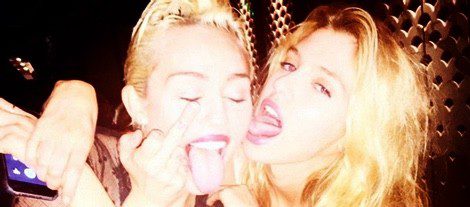 Miley Cyrus y Stella Maxwell de fiesta en Las Vegas | Instagram