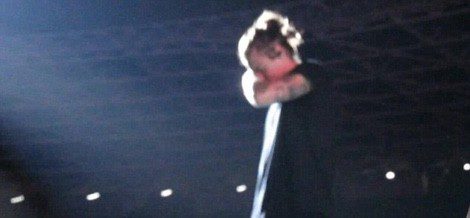 Harry Styles llora en el concierto de Yakarta Fuente:Youtube