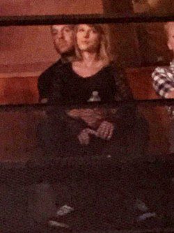 Taylor Swift sentada en el regazo de Calvin Harris | Twitter