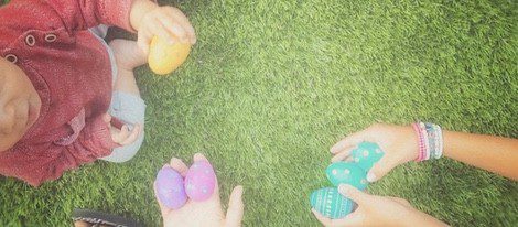 Los tres hijos de Pedro Castro con los huevos de Pascua