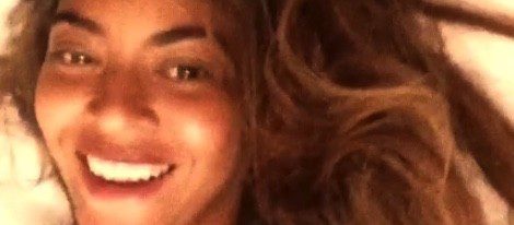 Beyoncé sonríe en la cama casi sin maquillaje en sus vacaciones en Hawai