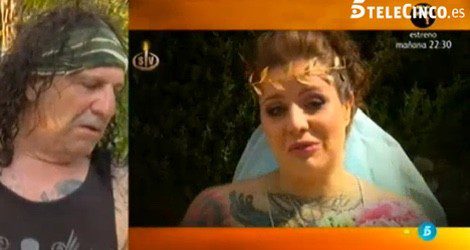 Fortu escucha el vídeo de su hija Ari el día de su boda