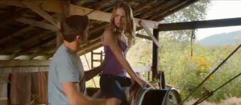 Luke (Scott Eastwood) enseña cómo se monta en los rodeos a su novia Sophia (Britt Robertson)