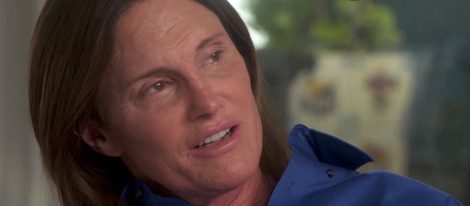 Bruce Jenner rememorando momentos con su familia durante la entrevista