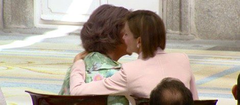 La Reina Letizia besa a la Reina Sofía