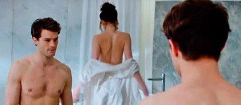 Jamie Dornan y Dakota Johnson en una escena de 'Cincuenta Sombras de Grey'