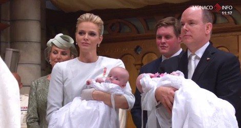 Alberto y Charlene de Mónaco con los Príncipes Jacques y Gabriella en su bautizo