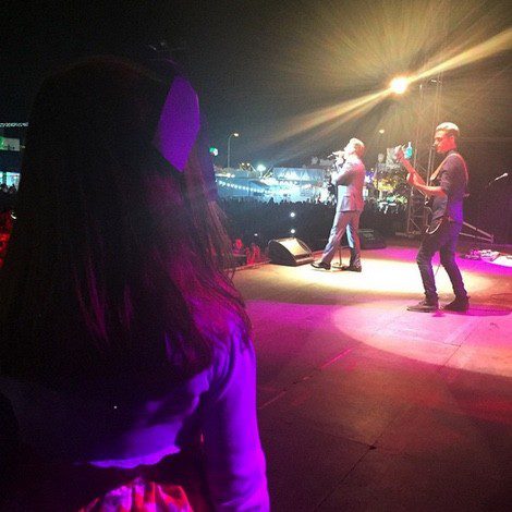 Daniella Bustamante disfruta del concierto de su padre en el backstage