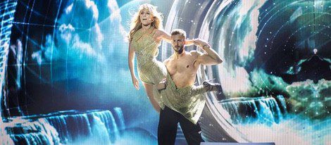 Edurne en el primer ensayo de 'Amanecer' en Eurovision vestida con un vestido dorado